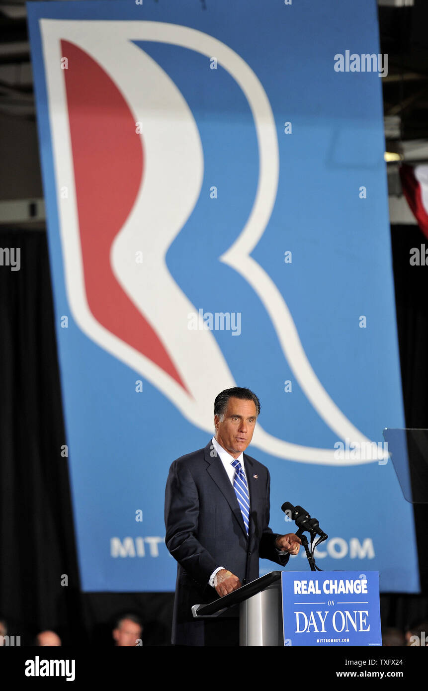 Le candidat républicain Mitt Romney parle aux partisans lors d'un rassemblement au State Fair Park à West Allis, Wisconsin. Romney a exposé les arguments de clôture pour sa candidature à la présidence des États-Unis dans son discours. UPI/Brian Kersey Banque D'Images