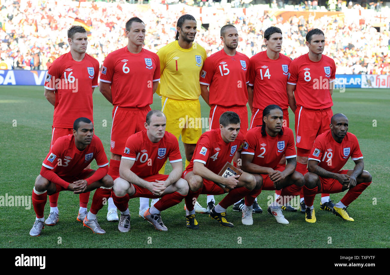 L'Angleterre de l'équipe pose pour une photo avant le match à la 16 Ronde Stade Free State à Bloemfontein, Afrique du Sud, le 27 juin, 2010. UPI/Chris Brunskill Banque D'Images