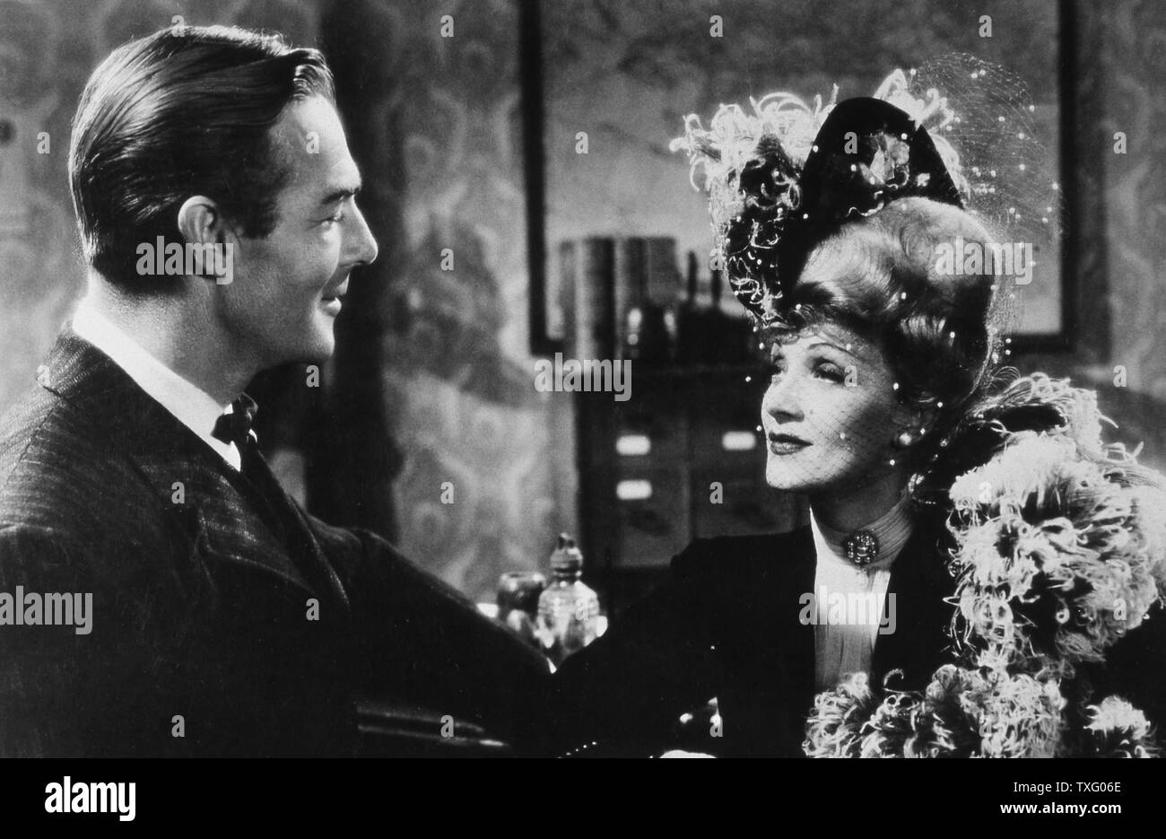 Les déporteurs Année : 1942 USA Réalisation : Ray Enright John Wayne, Marlene Dietrich Banque D'Images