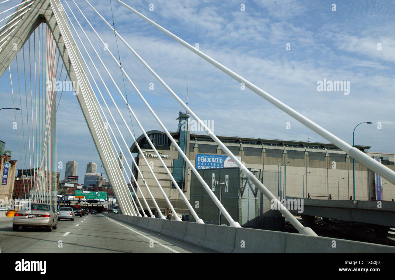 Le trafic sur l'Interstate 93 passe le FleetCenter, scène de la Convention nationale démocrate de 2004 à Boston, le 25 juillet 2004. Des portions de l'autoroute sera fermée alors que la convention est en session pour des raisons de sécurité. (Photo d'UPI/Terry Schmitt) Banque D'Images