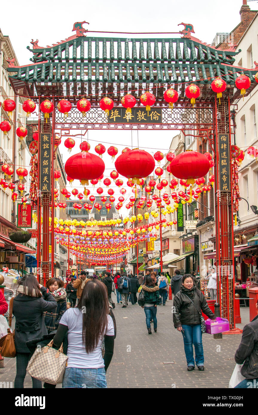 Londres, Royaume-Uni - 24 janvier 2011 : Gerrard Street dans le quartier londonien de la Chine ville décorée avec des lanternes chinoises pour célébrer le Nouvel An chinois Banque D'Images