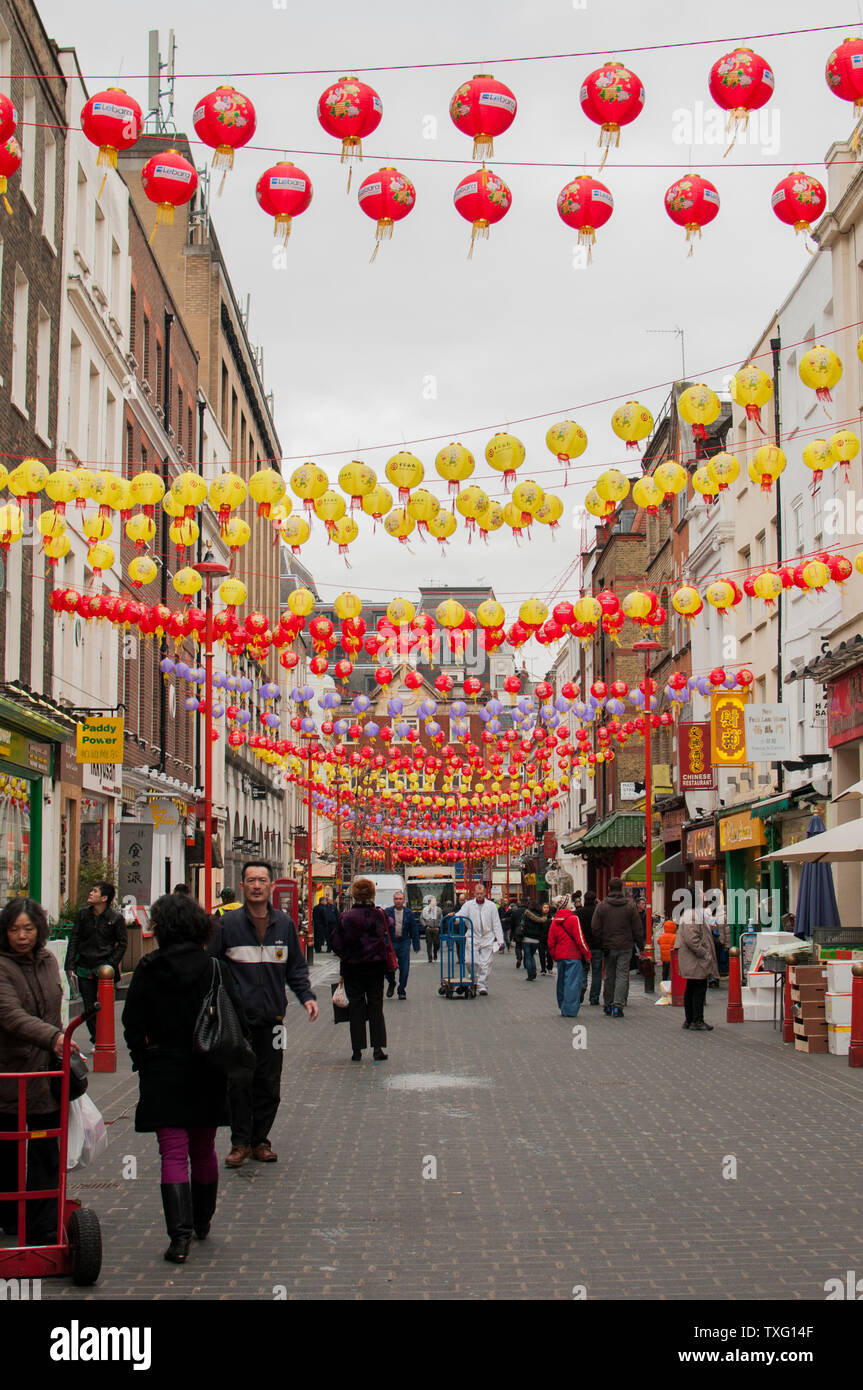 Londres, Royaume-Uni - 24 janvier 2011 : Gerrard Street dans le quartier londonien de la Chine ville décorée avec des lanternes chinoises pour célébrer le Nouvel An chinois Banque D'Images