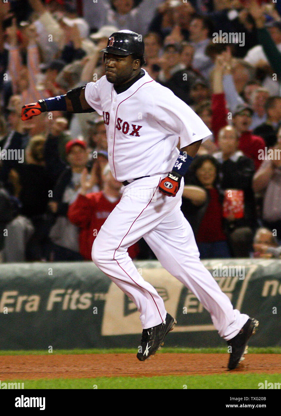 Red Sox de Boston David Ortiz frappeur désigné les bases rondes après avoir frappé son 50e home run de la saison off Boof Bonser lanceur des Twins de Minnesota au cours de la sixième manche à Fenway Park à Boston le 20 septembre 2006. Ortiz est désormais lié à l'enregistrement d'équipe de tous les temps, qui a été créé en 1938 par Jimmie Foxx. (Photo d'UPI/Katie McMahon) Banque D'Images