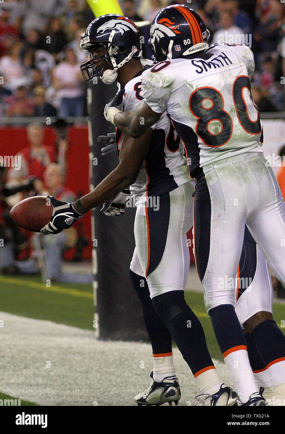 Denver Broncos wide receiver Rod Smith hugs receveur Javon Walker après sa capture de toucher au deuxième trimestre contre les New England Patriots au Stade Gillette de Foxboro, Massachusetts le 24 septembre 2006. (Photo d'UPI/Katie McMahon) Banque D'Images