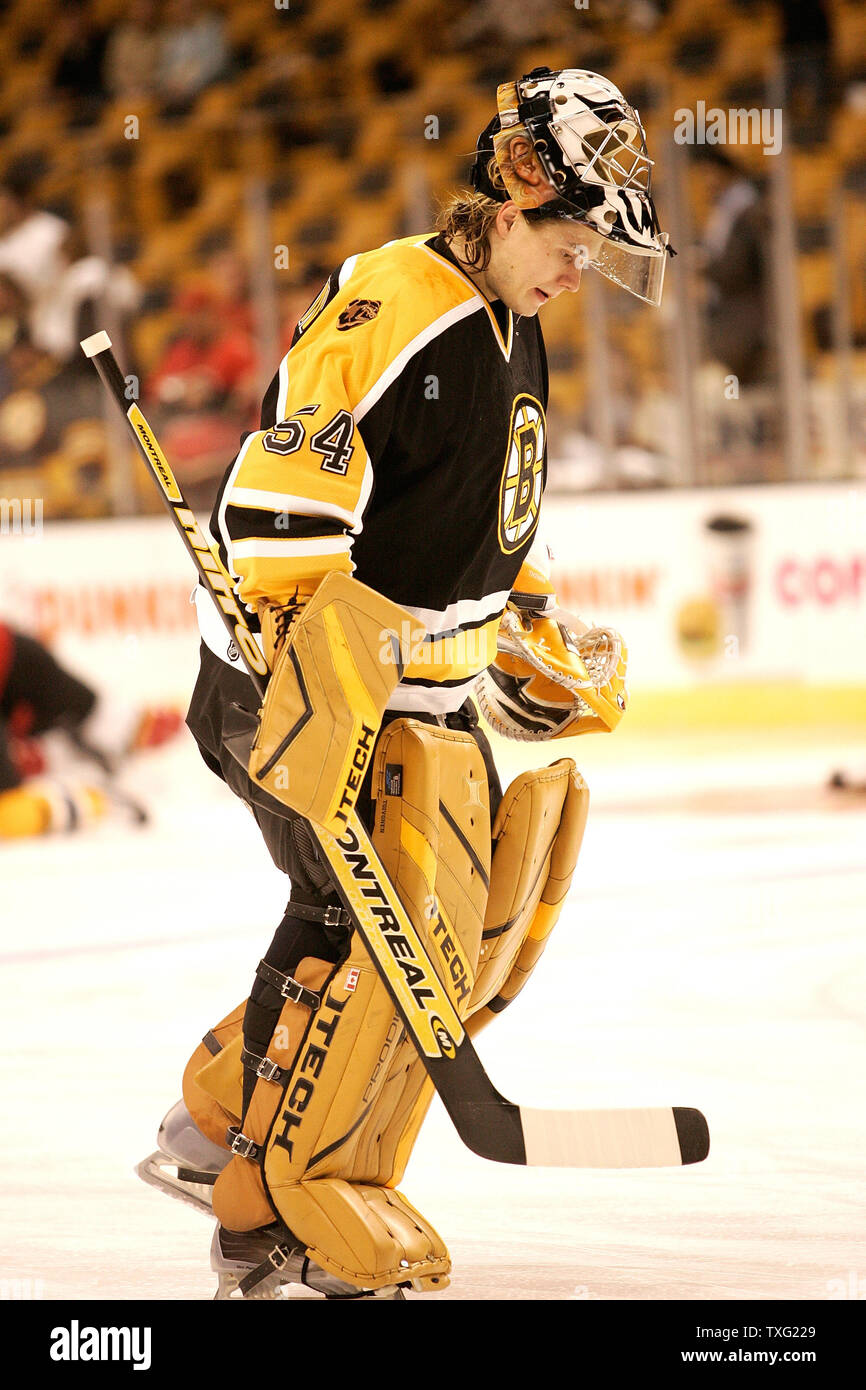 Hannu Toivonen, gardien des Bruins de Boston (54) de la Finlande se réchauffe avant le début du match contre les Flames de Calgary le 19 octobre 2006 à l'TD Banknorth Garden de Boston. (Photo d'UPI/Matthew Healey) Banque D'Images