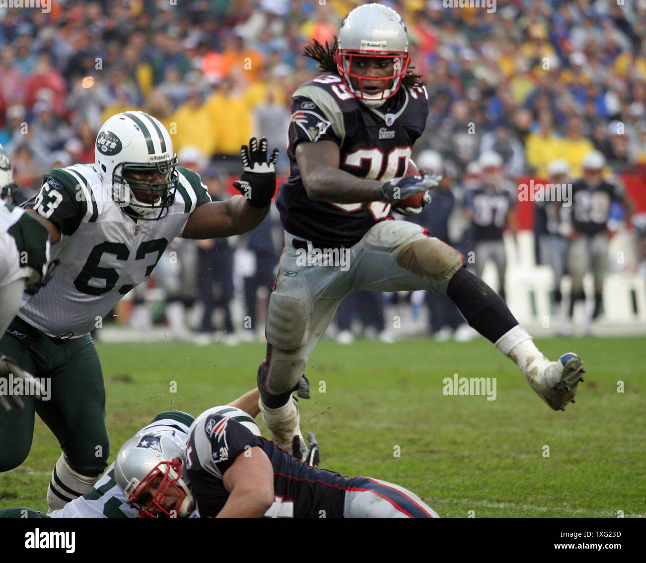 New England Patriots tournant retour Laurence Maroney bondit pour éviter les Jets de New York sur la défensive s'attaquer Dewayne Robertson pour une perte d'un yard dans le premier trimestre au Stade Gillette de Foxboro, Massachusetts le 12 novembre 2006. (Photo d'UPI/Katie McMahon) Banque D'Images