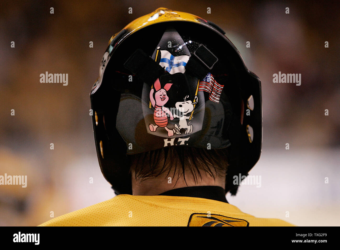 Le casque du gardien des Bruins de Boston Hannu Toivonen (54) sports de Finlande de personnages de dessins animés au cours de l'échauffement au début de la partie contre les Rangers de New York le 29 janvier 2007, à l'TD Banknorth Garden de Boston. (Photo d'UPI/Matthew Healey) Banque D'Images