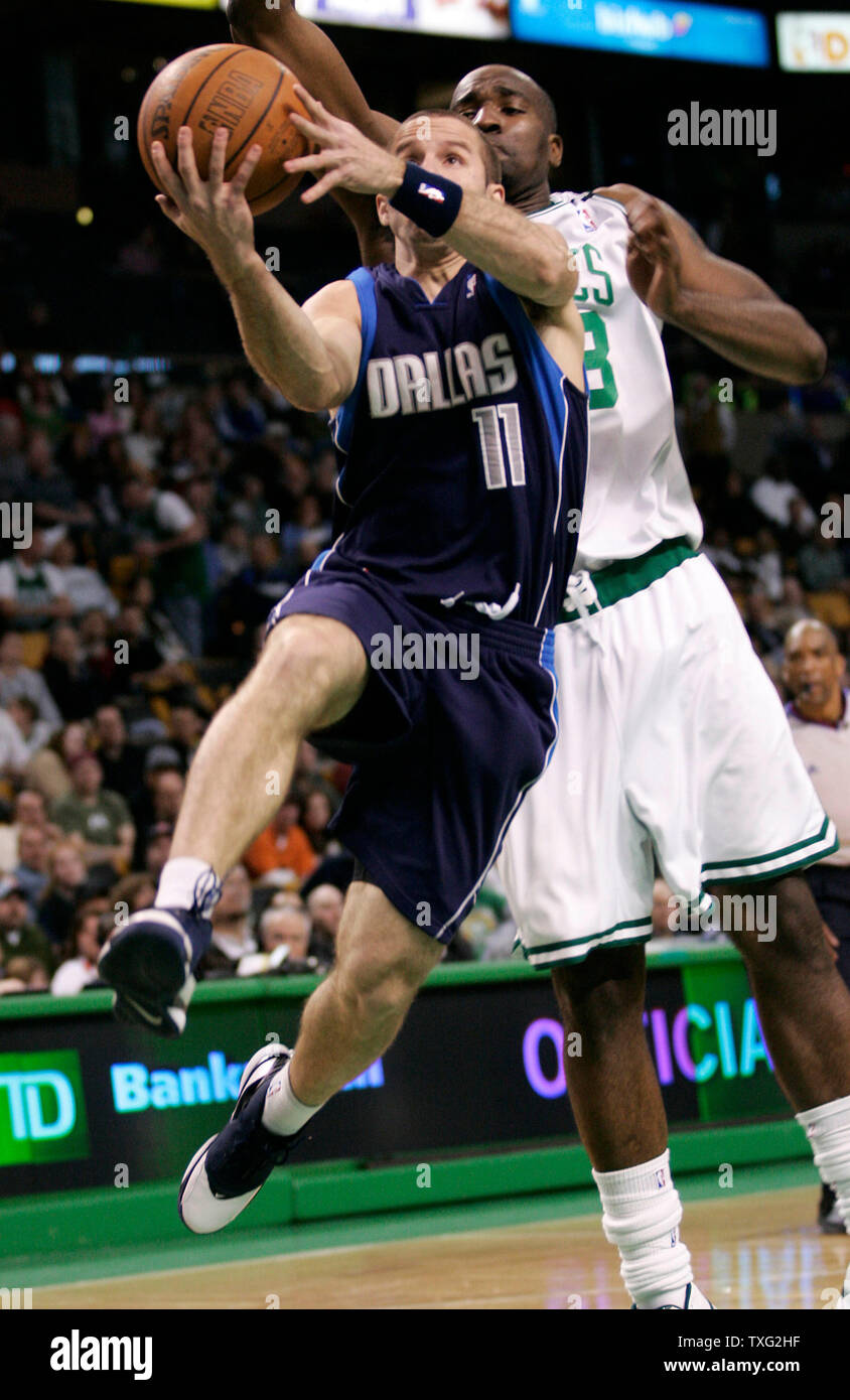 Dallas Mavericks garde recrue Jose Barea élève passé Boston Celtics center Kendrick Perkins pour deux points au quatrième trimestre au TD Banknorth Garden de Boston le 23 mars 2007. (Photo d'UPI/Matthew Healey) Banque D'Images