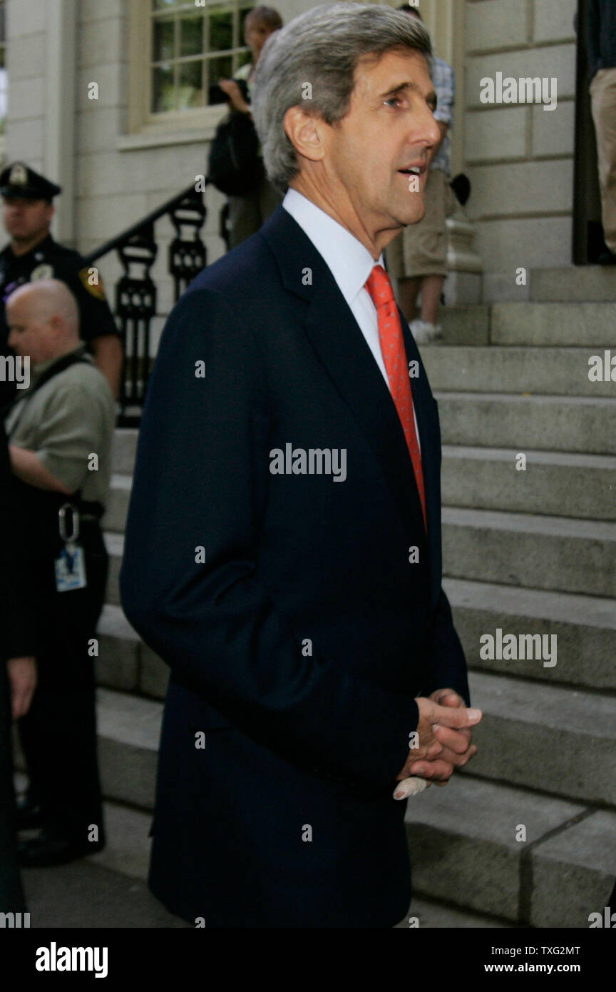 Le sénateur John Kerry (D-MA) promenades à travers le campus universitaire de Harvard pendant la procession pour le début de 2007 l'Université de Harvard à Cambridge, Massachusetts exerce le 7 juin 2007. (Photo d'UPI/Matthew Healey) Banque D'Images