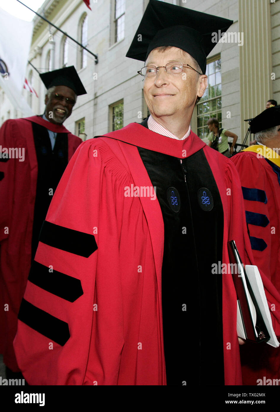 Le président de Microsoft, Bill Gates, promenades à travers le campus universitaire de Harvard pendant la procession pour le début de 2007 l'Université de Harvard à Cambridge, Massachusetts exerce le 7 juin 2007. Derrière la légende de la NBA est Gates Bill Russell qui reçoit un diplôme honorifique de l'Université Harvard. (Photo d'UPI/Matthew Healey) Banque D'Images