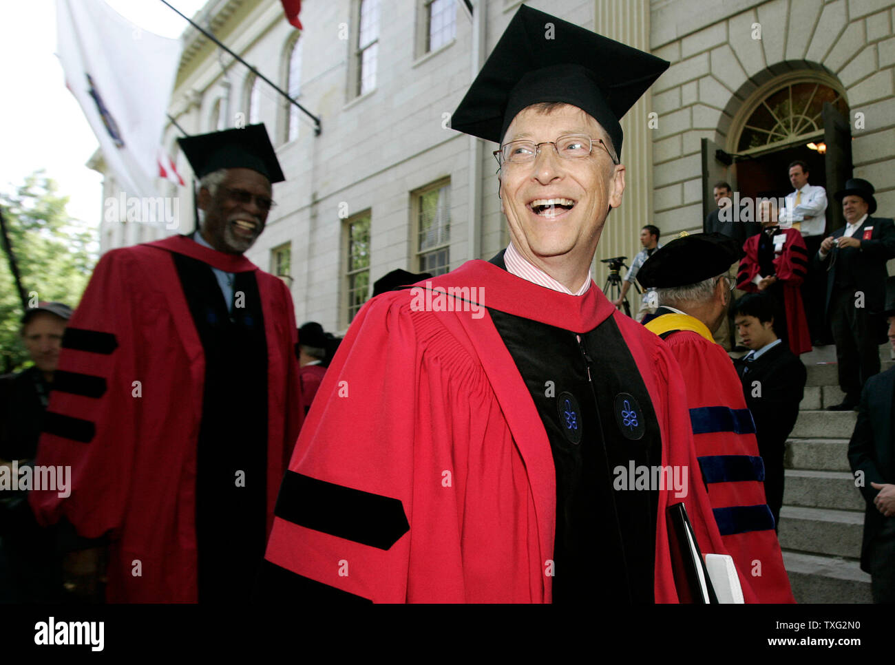 Le président de Microsoft, Bill Gates, promenades à travers le campus universitaire de Harvard pendant la procession pour le début de 2007 l'Université de Harvard à Cambridge, Massachusetts exerce le 7 juin 2007. (Photo d'UPI/Matthew Healey) Banque D'Images