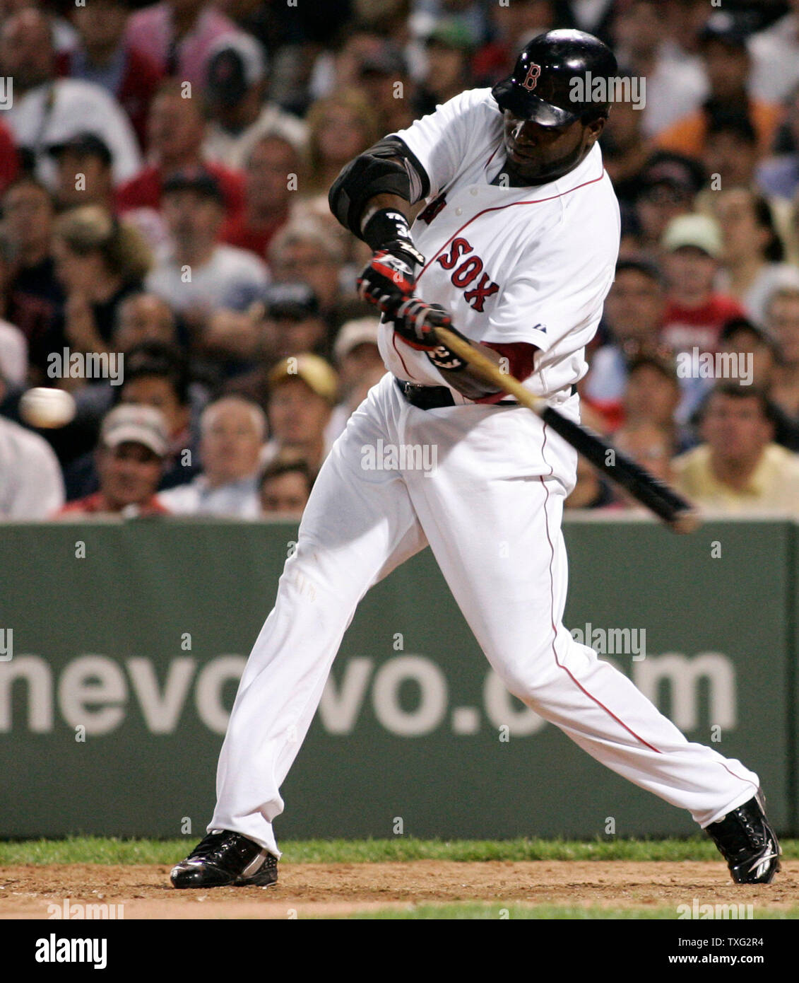 Red Sox de Boston David Ortiz doubles frappeur désigné dans la huitième manche contre les Rockies du Colorado à Fenway Park à Boston le 12 juin 2007. Les Red Sox défait les Rocheuses 2-1. (Photo d'UPI/Matthew Healey) Banque D'Images