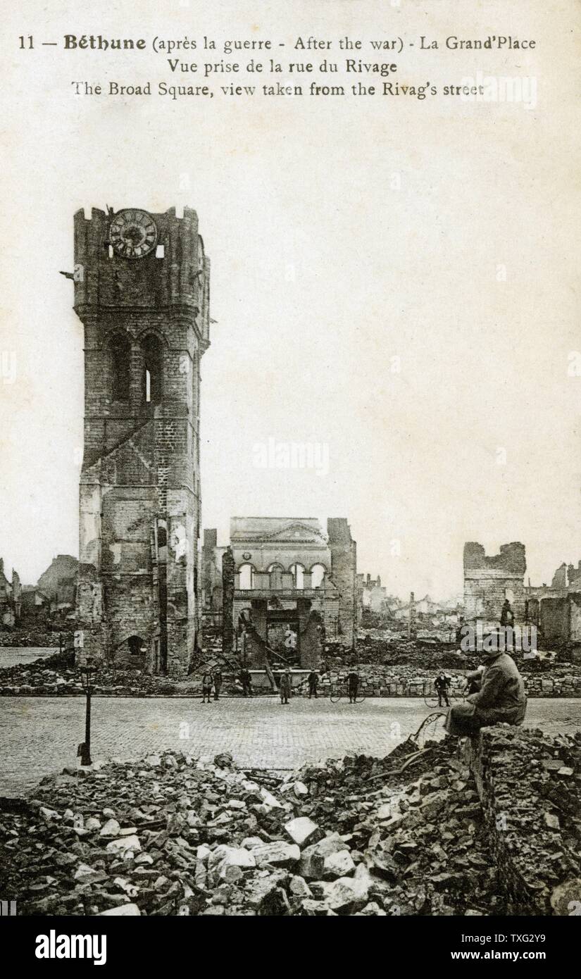 Carte postale représentant les ruines de la ville de Béthune (Pas-de-Calais, Nord de la France) après la PREMIÈRE GUERRE MONDIALE À l'explosif : La Grand-Place vu de la rue du rivage. 1918 Banque D'Images