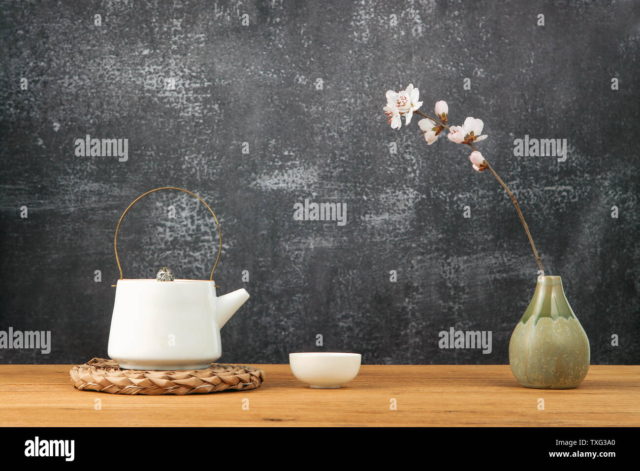 Plateau fixe et des vases sur la table Banque D'Images