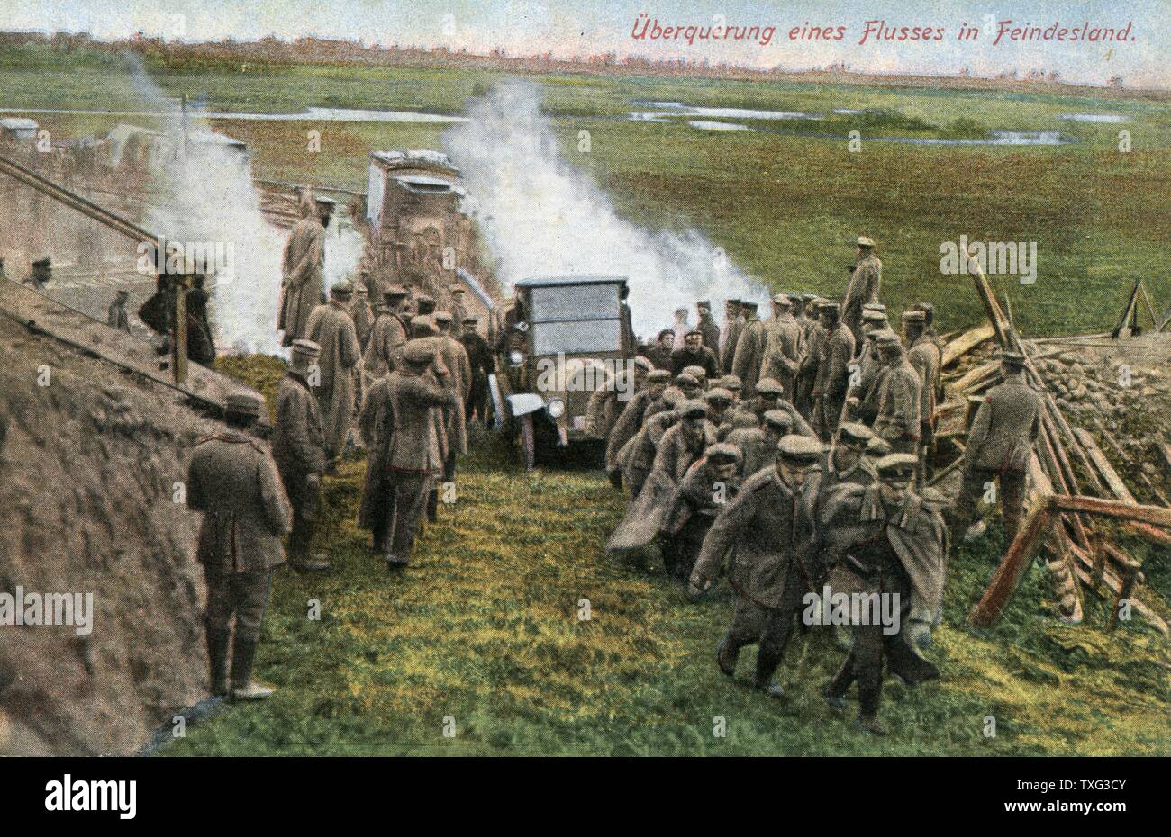 Des soldats de l'armée russe traversant une rivière au cours de la Première Guerre mondiale 1916 Banque D'Images