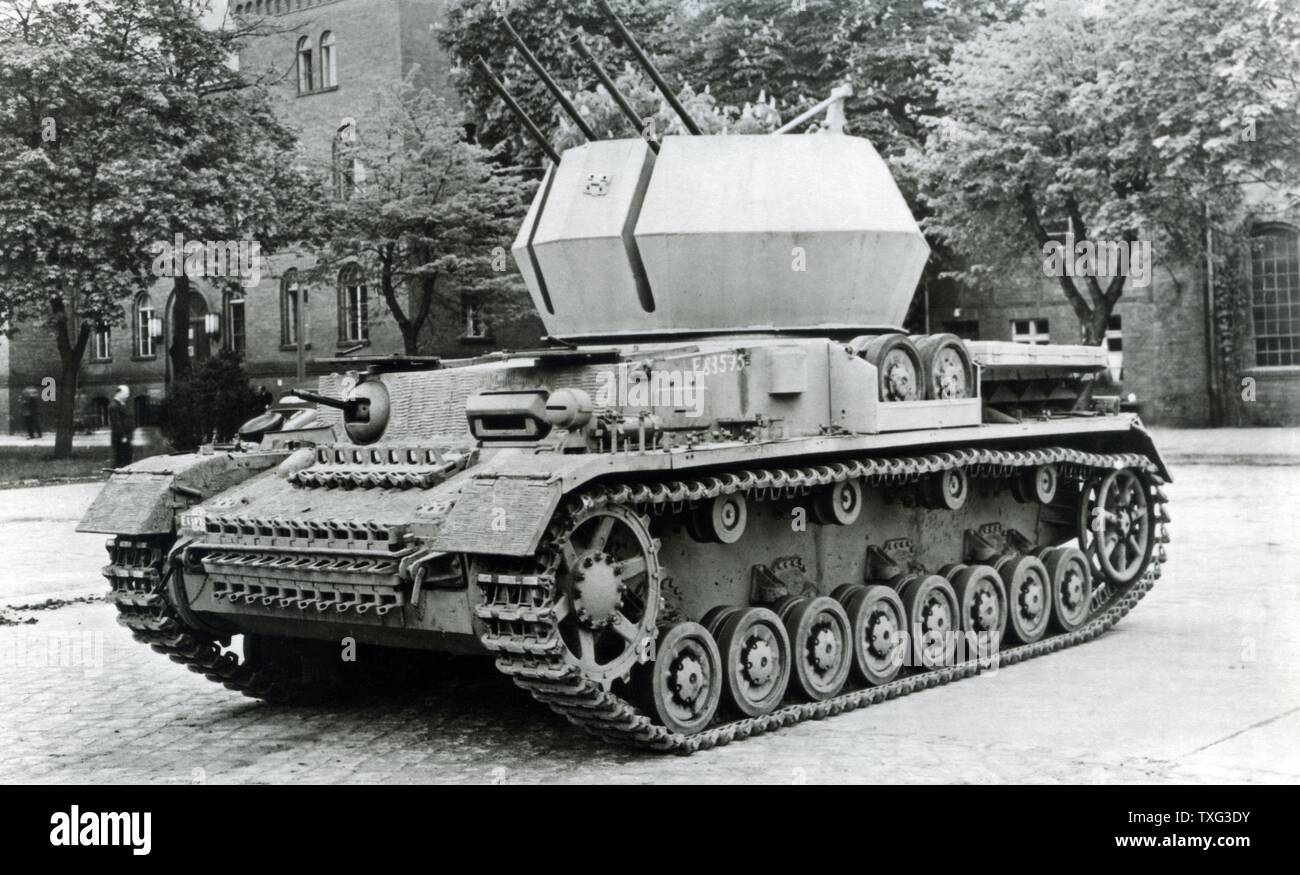 Chambre allemande des canons anti-aériens appelés Flakvierling 38 (quatre Flak 38 monté dans une seule pièce d'artillerie) et monté sur un réservoir. 1943 Banque D'Images