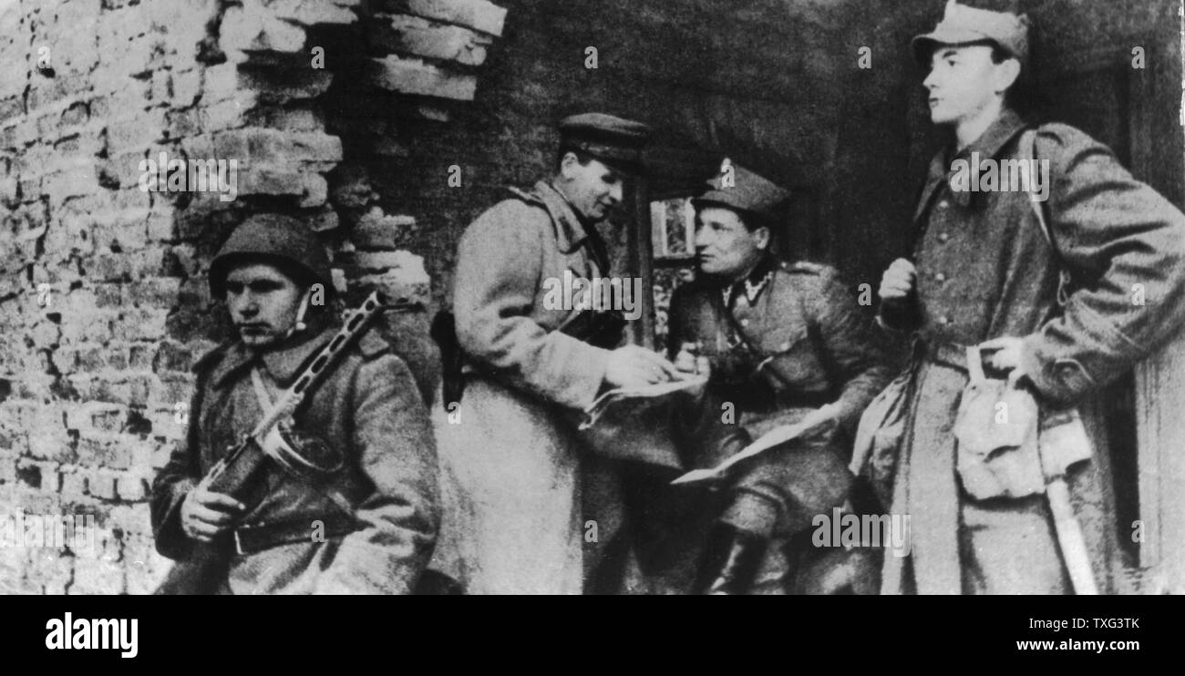 Des soldats de la 1ère Armée polonaise dans les ruines de Varsovie, au moment de l'insurrection du ghetto (août-septembre 1944). La 1ère Armée polonaise a fait partie de la première Jukov Maréchal avant de Biélorussie (groupe d'armées). Il a participé à la libération de Varsovie et de Pologne et la bataille de Berlin. Ces hommes dans le quartier Praga parlez avec un agent soviétique. Banque D'Images
