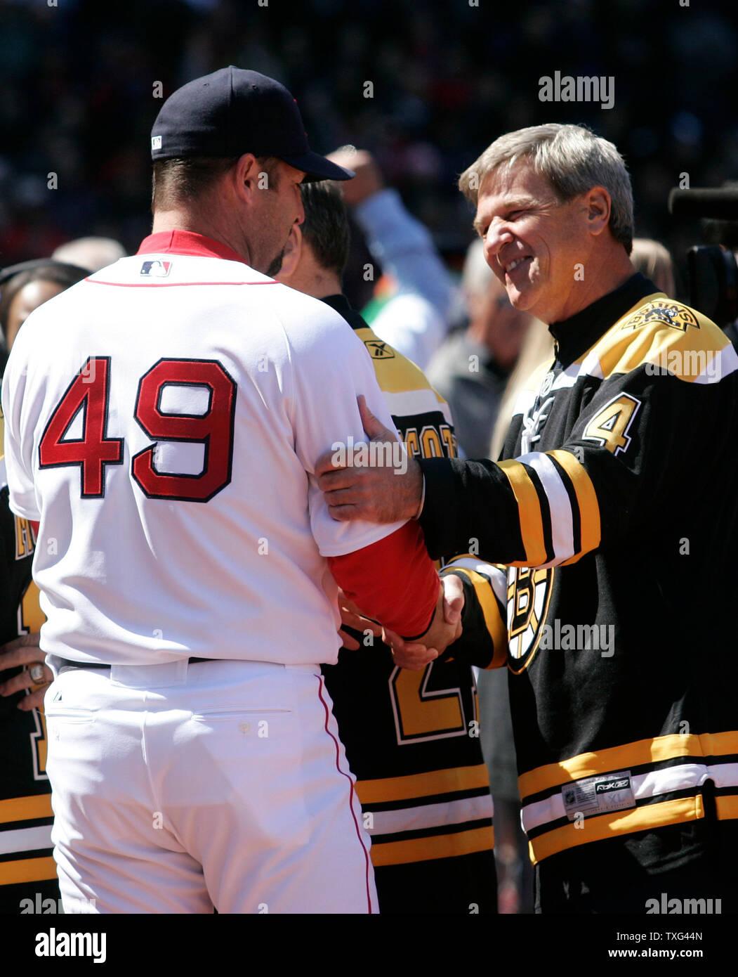 Légende Bobby Orr Bruins de Boston (R), serre la main avec Boston rouge Sox pitcher Tim Wakefield avant les Red Sox d'ouverture à domicile contre les Tigers de Detroit Boston, Massachusetts, le 8 avril 2008. Orr était là dans le cadre de la Série mondiale 2007 Présentation de l'anneau. (Photo d'UPI/Matthew Healey) Banque D'Images