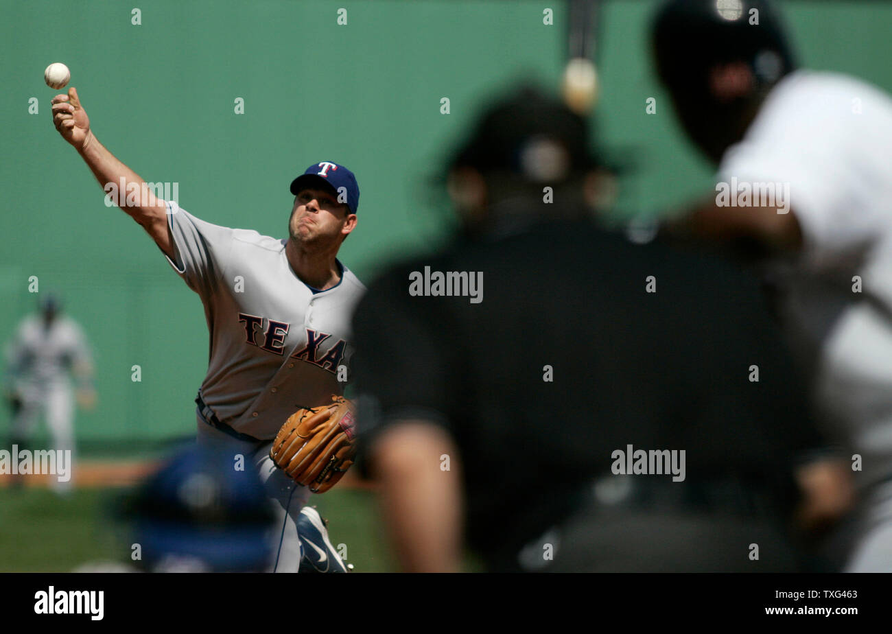 Les Rangers du Texas le lanceur partant Kevin Millwood jette un pitch pour les Red Sox de Boston David Ortiz frappeur en première manche à Fenway Park à Boston, Massachusetts le 20 avril 2008. Derrière la plaque sont Rangers catcher Gerald Laird (L) et juge-arbitre Paul Emmel. (Photo d'UPI/Matthew Healey) Banque D'Images