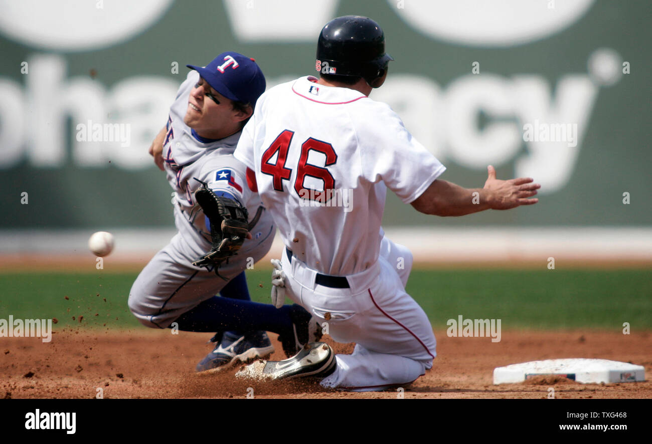 Red Sox de Boston base runner Jacoby Ellsbury (R) glisse en toute sécurité dans la deuxième base comme les Rangers du Texas le deuxième but Ian Kinsler s'étend pour attraper un mauvais lancer par catcher Gerald Laird (non représenté) dans la troisième manche à Fenway Park à Boston, Massachusetts le 20 avril 2008. Ellsbury recherche avancée à des tiers sur le jouer en raison de l'erreur de jeter par Laird. (Photo d'UPI/Matthew Healey) Banque D'Images