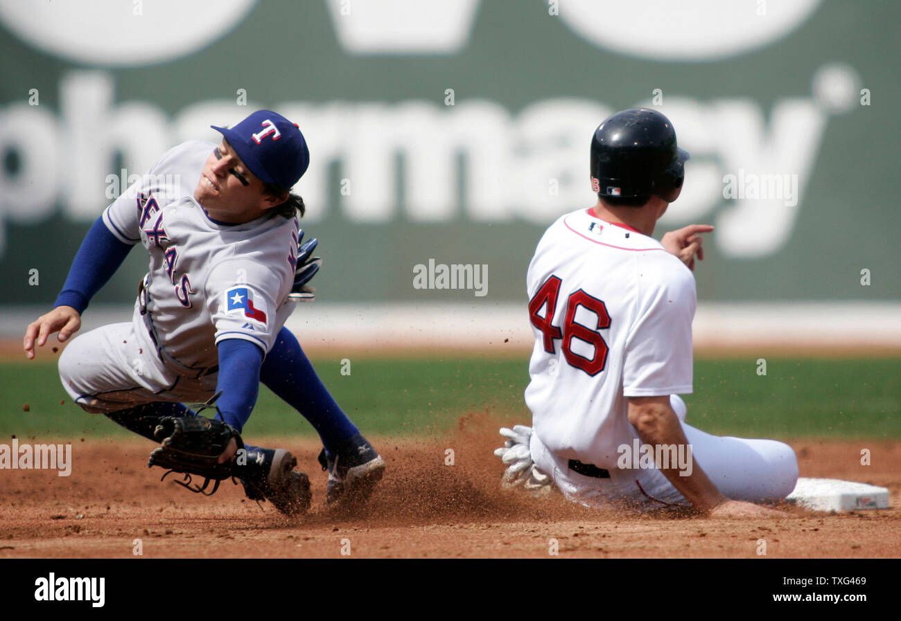 Red Sox de Boston base runner Jacoby Ellsbury (R) glisse en toute sécurité dans la deuxième base comme les Rangers du Texas le deuxième but Ian Kinsler s'étend pour attraper un mauvais lancer par catcher Gerald Laird (non représenté) dans la troisième manche à Fenway Park à Boston, Massachusetts le 20 avril 2008. Ellsbury recherche avancée à des tiers sur le jouer en raison de l'erreur de jeter par Laird. (Photo d'UPI/Matthew Healey) Banque D'Images