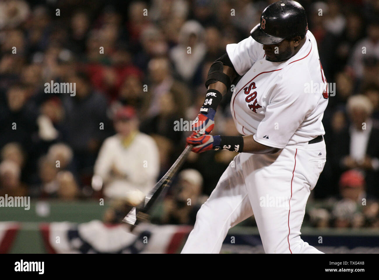 Red Sox de Boston David Ortiz frappeur désigné (34) se connecte pour exécuter un homer dans la septième manche du match cinq de l'ALCS contre les Rays de Tampa Bay au Fenway Park à Boston, Massachusetts, le 16 octobre 2008. (Photo d'UPI/Matthew Healey) Banque D'Images