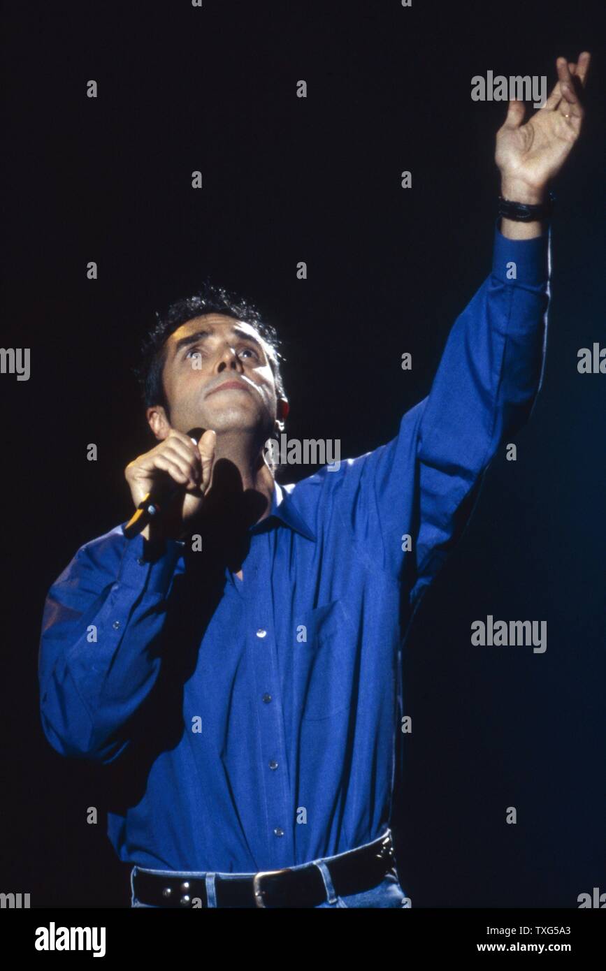 Julien Clerc au cours de la 'Taratata' sur France 2, en 1997. Banque D'Images