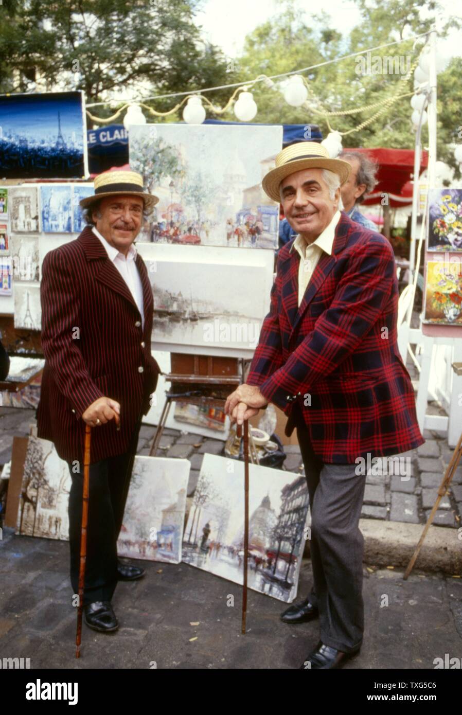 Le duo comique français Roger Pierre et Jean-Marc Thibault posant dans les rues de Montmartre à Paris en septembre 1990. Banque D'Images