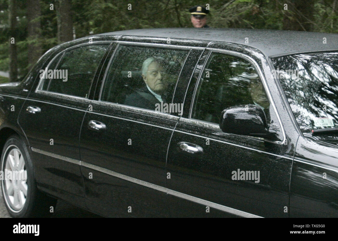 Sargent Shriver arrive pour le service de sa défunte épouse Eunice Kennedy Shriver à l'église Notre Dame de la Victoire à Centreville, Massachusetts le 13 août 2009. Eunice Shriver est décédé tôt mardi à Hyannis, Massachusetts à l'âge de 88 ans. UPI/Matthew Healey Banque D'Images