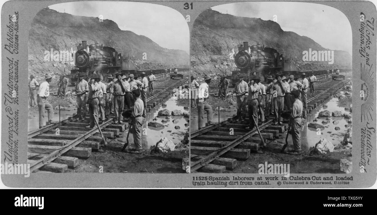 Construction du canal de Panama : espagnol des ouvriers à travailler dans la coupe Culebra (Gaillard Cut) . Un train à vapeur parcours chargé de butin le site. Le canal, une prouesse de génie civil Banque D'Images