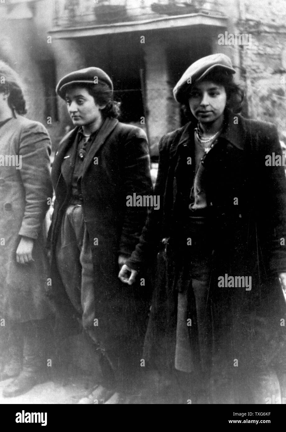 Photo de Jürgen Stroop Rapport à Heinrich Himmler 1943.femmes juives capturées avec des armes. Banque D'Images