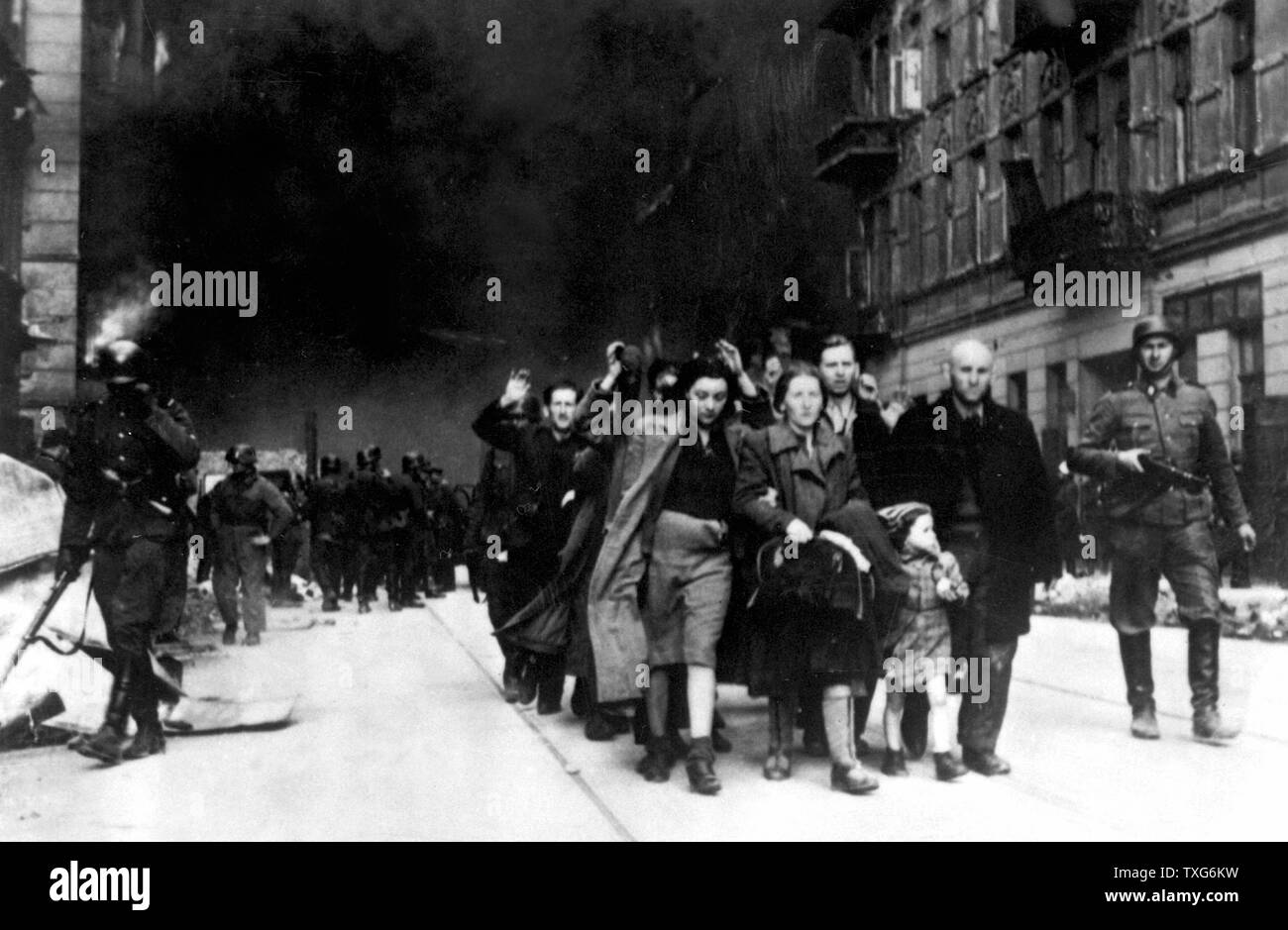 Les civils juifs capturés au cours de la destruction du Ghetto de Varsovie, Pologne, 1943. Banque D'Images