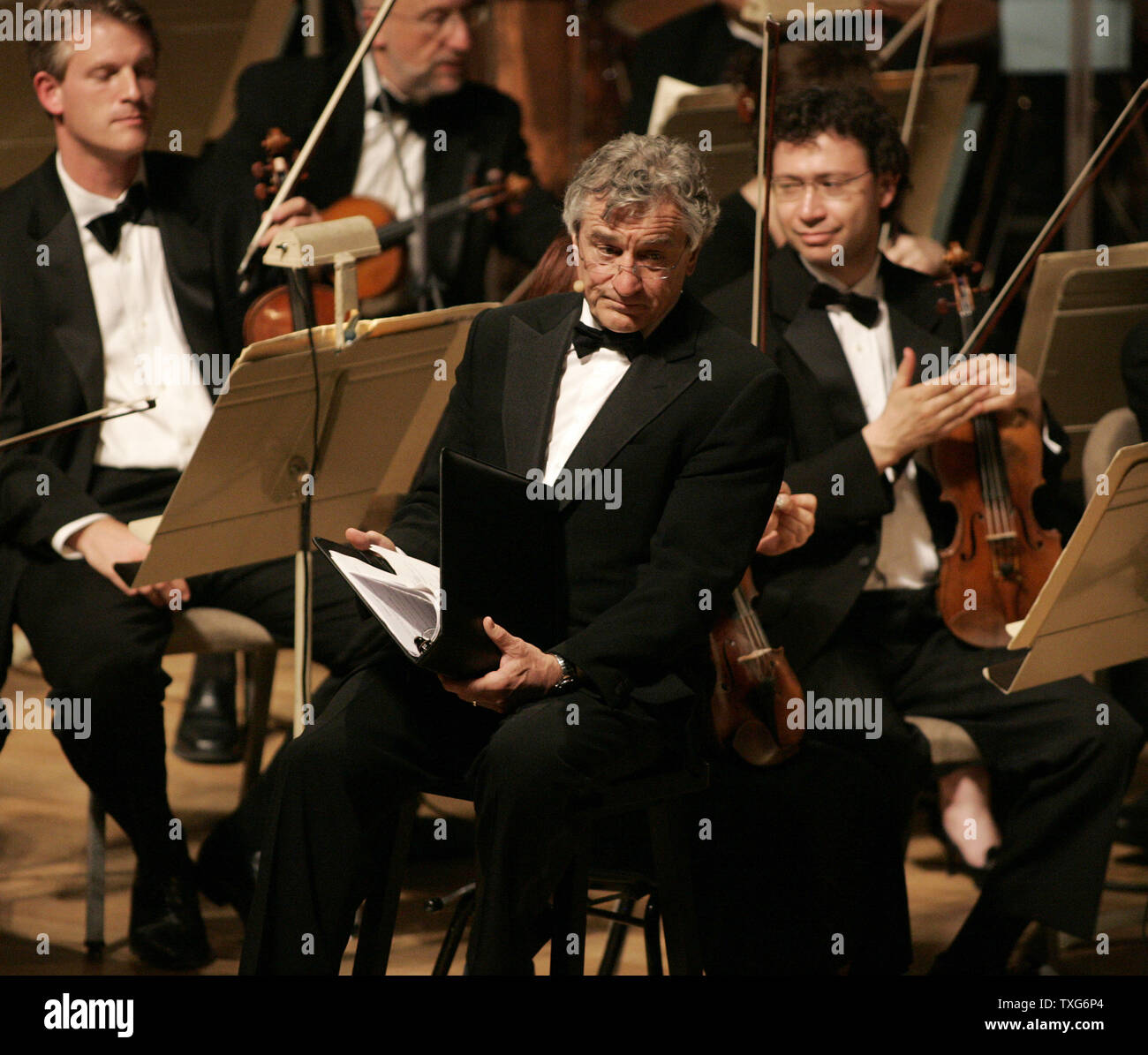 Robert DeNiro se lit au cours de la première représentation de la vie de rêve sur : un portrait de la Kennedy Brothers avec le Boston Pops Orchestra au Symphony Hall à Boston, Massachusetts le 18 mai 2010. UPI/Matthew Healey Banque D'Images