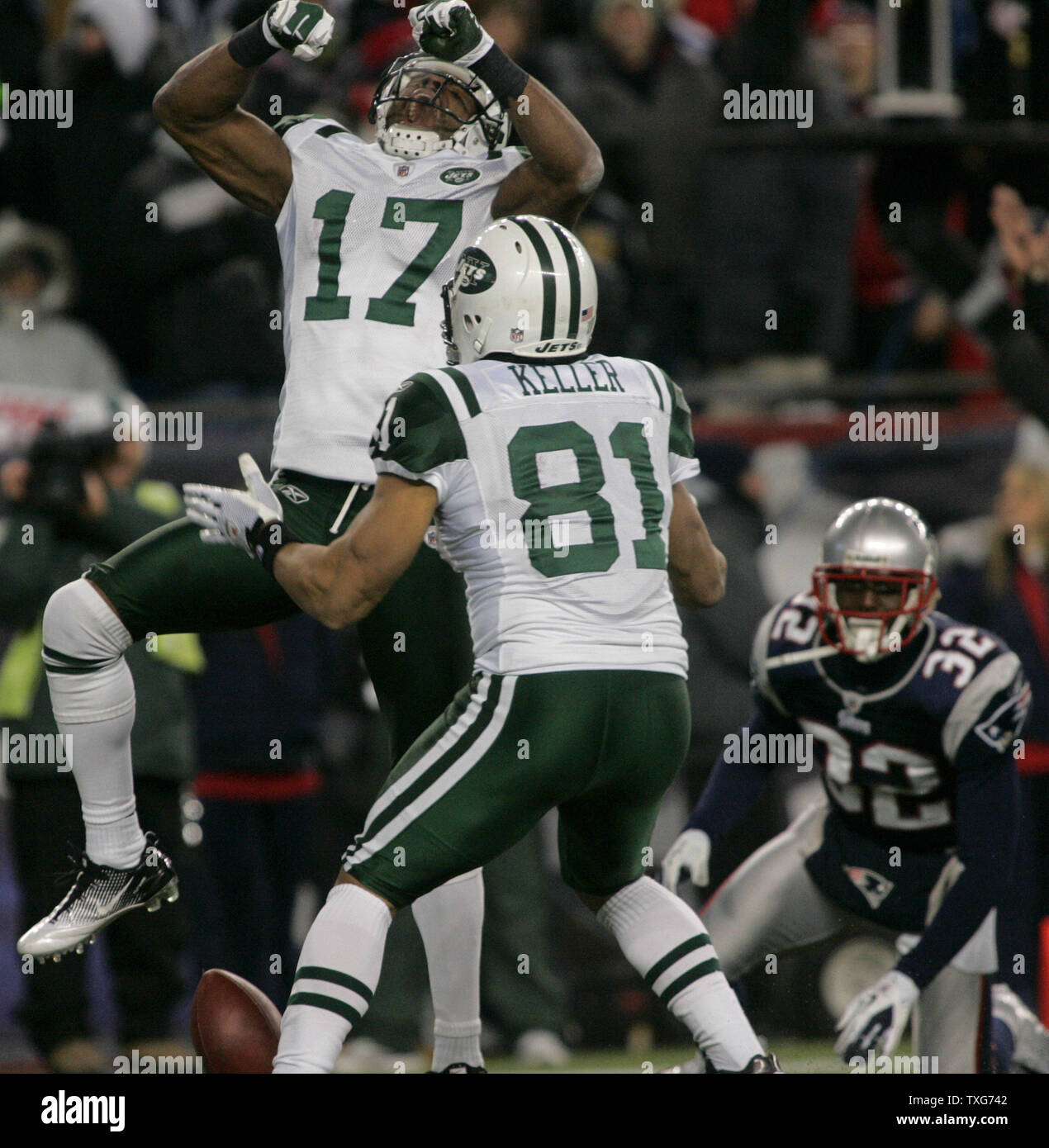 New York Jets receveur Braylon Edwards (17) célèbre avec son coéquipier touchdown tight end Dustin Keller (81) au deuxième trimestre de l'AFC division match contre les New England Patriots au Stade Gillette de Foxboro, Massachusetts le 16 janvier 2011. UPI/Matthew Healey Banque D'Images
