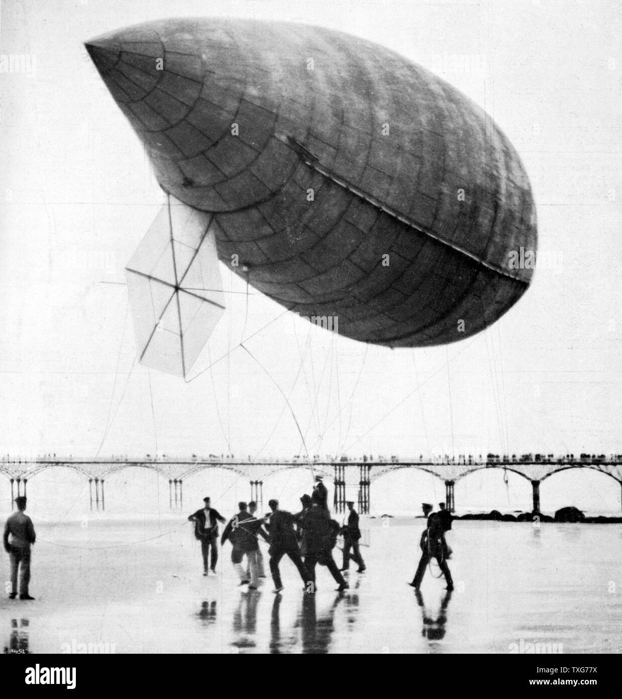 Alberto Santos-Dumont's airship n° 14 sur l'exploitation des sables bitumineux à Trouville, France de "La vie au Grand Air", Paris, 1 septembre 1905 Banque D'Images