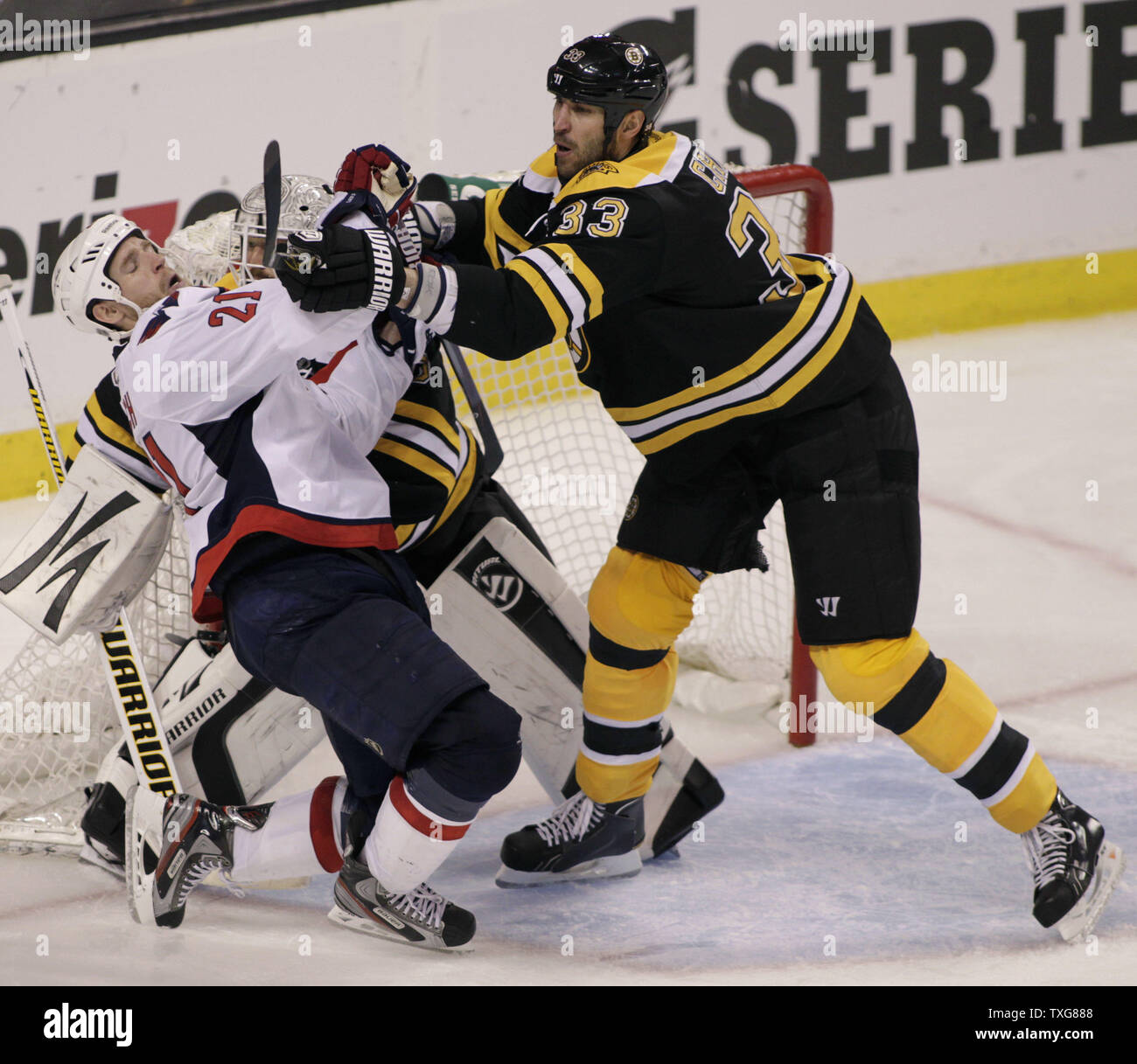 Le défenseur des Bruins de Boston Zdeno Chara (33) les contrôles croisés Les Capitals de Washington l'avant Brooks Laich (21) dans la troisième période de jeu un des quart de finale de conférence de l'Est de la LNH TD Garden à Boston, Massachusetts le 12 avril 2012. Les Bruins ont remporté en prolongation 1-0. UPI/Matthew Healey Banque D'Images