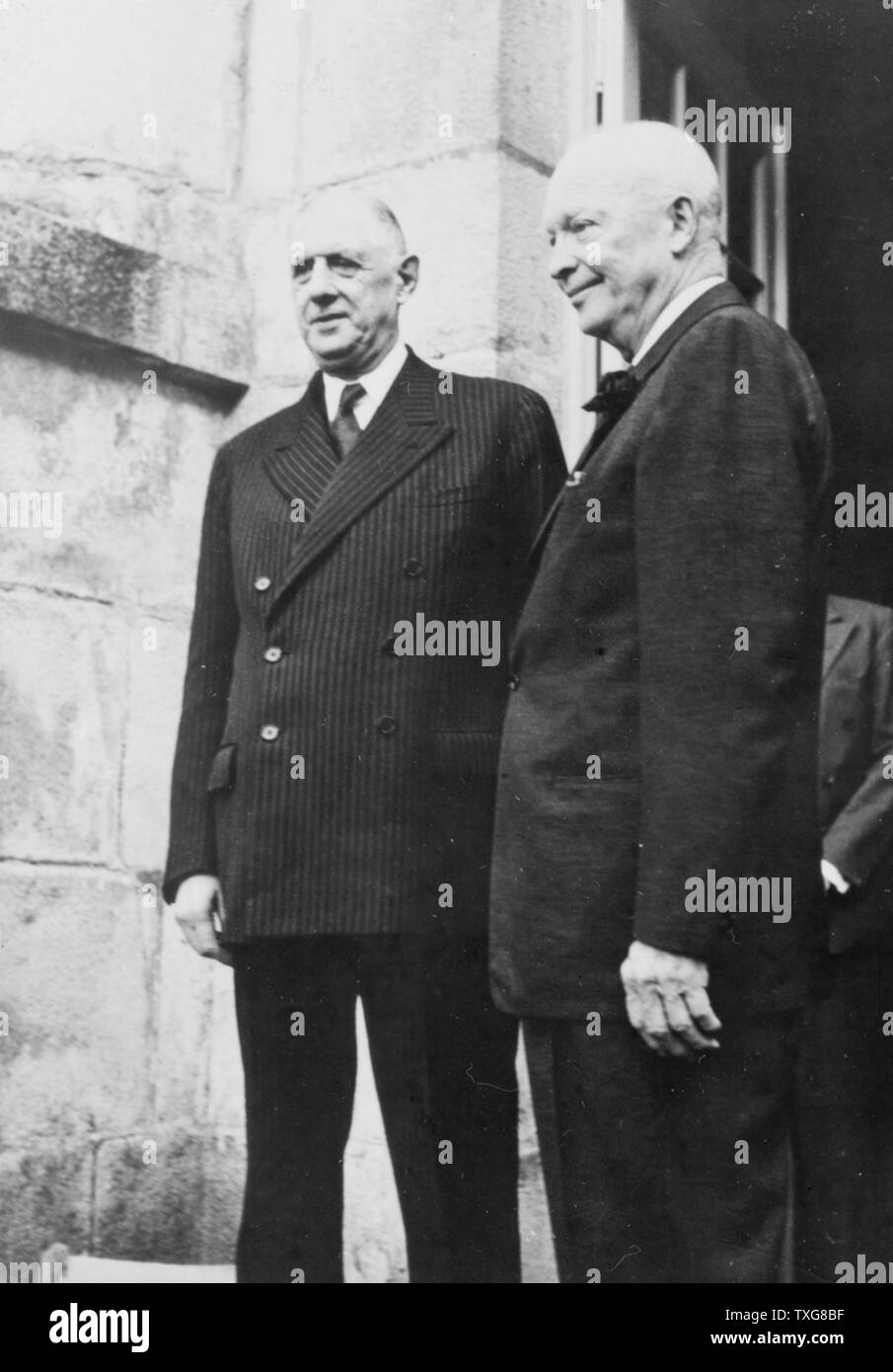 1945 : Chef de l'armée Dwight David Eisenhower avec Charles de Gaulle, chef des Français libres dans la seconde guerre mondiale Banque D'Images