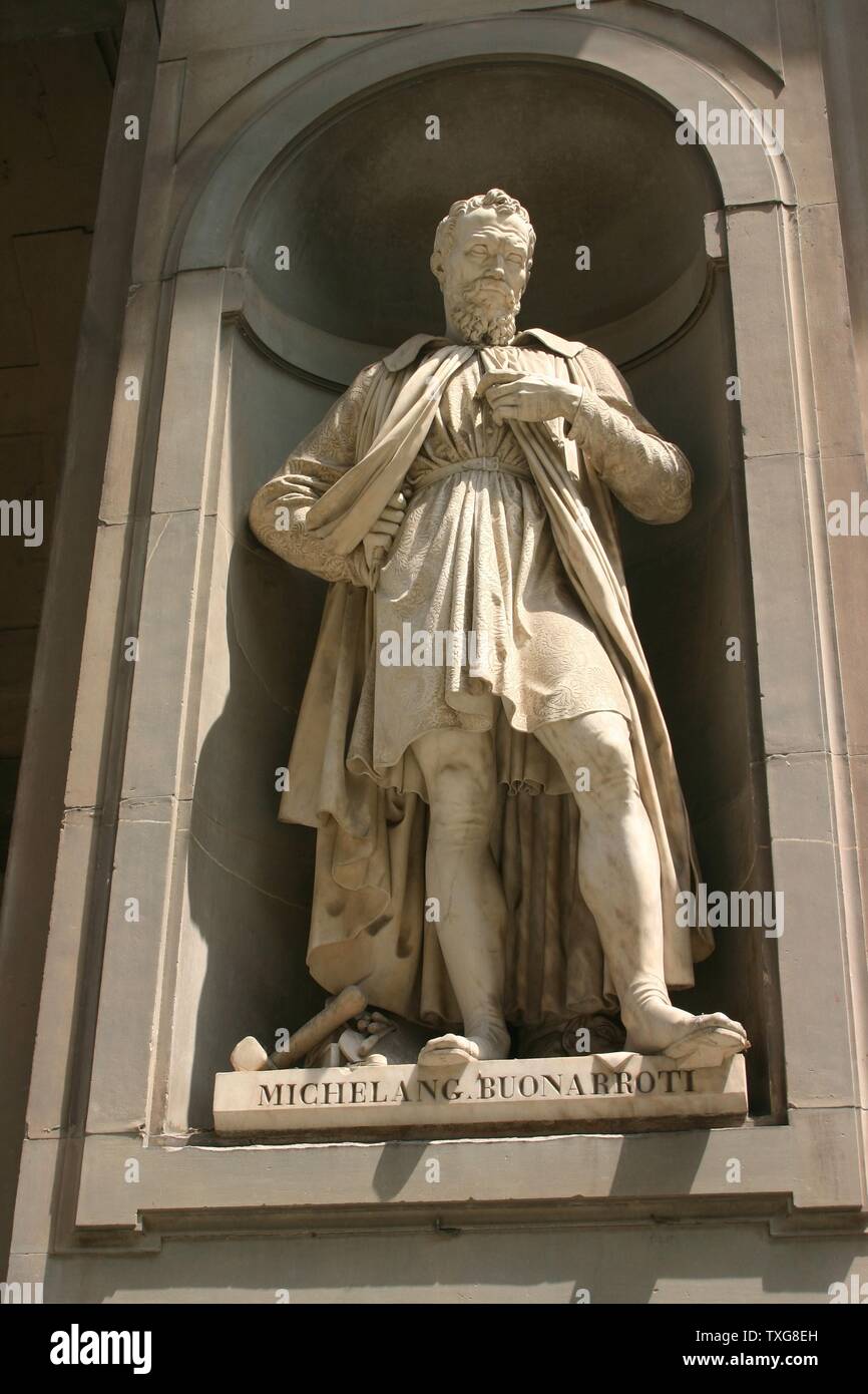 Michelangelo Buonarroti Simoni, Renaissance italienne, peintre, sculpteur, architecte. Statue représentant Michelangelo de l'extérieur du palais des Offices à Florence Banque D'Images