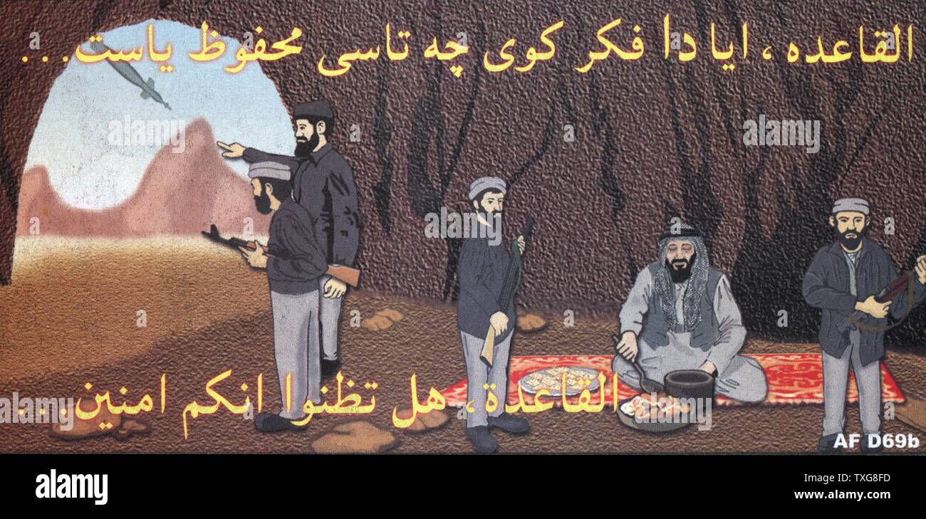 Afghanistan : quatre hommes armés dans la grotte, une cinquième assis sur un tapis de manger. L'homme à l'embouchure de points cave à l'approche d'un missile. L'inverse de l'anti-Taliban notice montre deux hommes tués par les missiles et les trois autres terrifiés. Banque D'Images