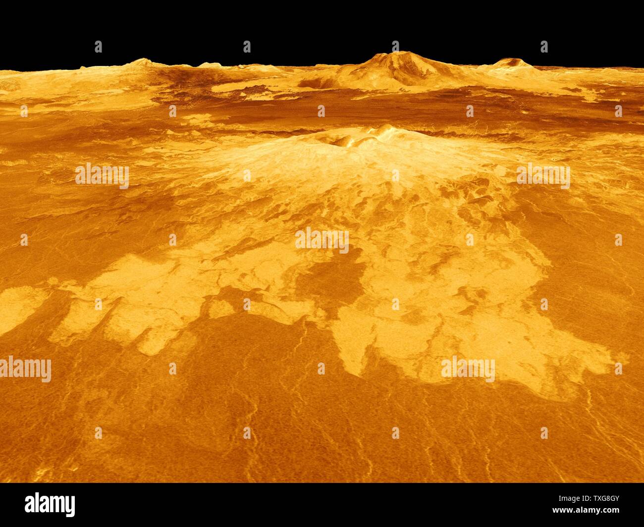 Vue générée par l'ordinateur de surface de la planète Vénus dominée par le volcan Sapas Mons. Les coulées de lave s'étendent sur des centaines de kilomètres à travers les plaines fracturées montre le premier plan Crédit NASA Banque D'Images