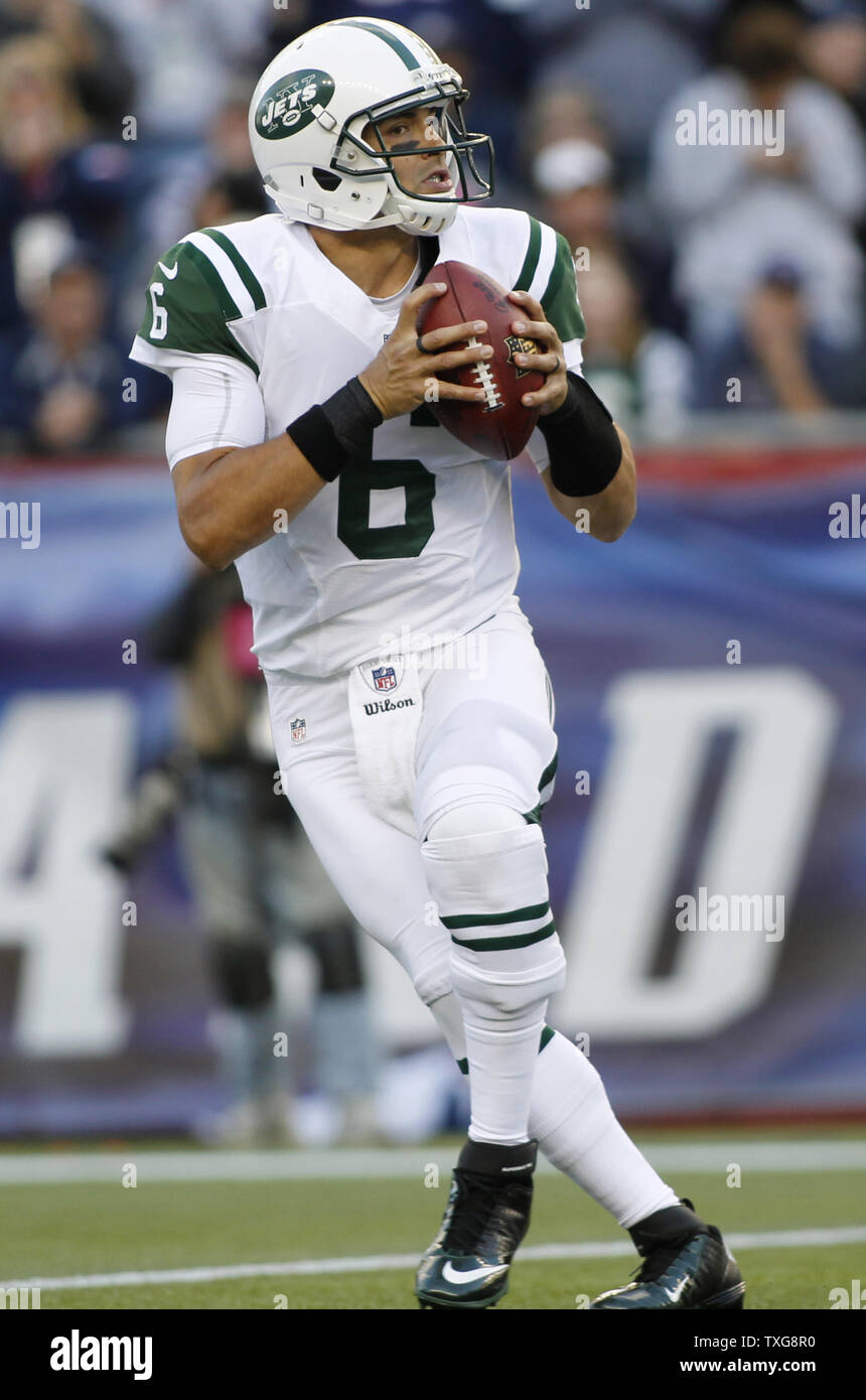 New York Jets quarterback Mark Sanchez roule dehors pour un laissez-passer au premier trimestre contre les New England Patriots au Stade Gillette de Foxboro, Massachusetts le 21 octobre 2012. UPI/Matthew Healey Banque D'Images