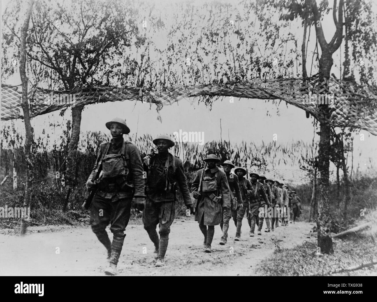 La Première Guerre mondiale : les troupes d'infanterie américaine marchant au nord-ouest de Verdun, France Banque D'Images