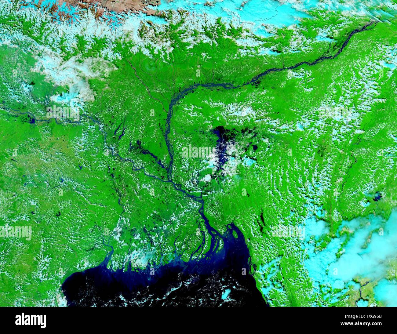 Image satellite, 5 octobre 2002, montrant des basses-terres d'eau en Inde et au Bangladesh. Bleu lumineux est d'eau, lacs et zones inondées. Région sombre centre est Baie du Bengale Crédit NASA Banque D'Images