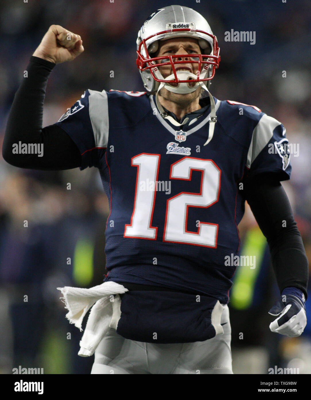 New England Patriots quarterback Tom Brady (12) hurle à ses fans pendant l'échauffement avant que l'équipe prend les Ravens de Baltimore dans l'AFC Championnat match au Stade Gillette à Foxborough, Massachusetts le 20 janvier 2013. UPI/Matthew Healey Banque D'Images