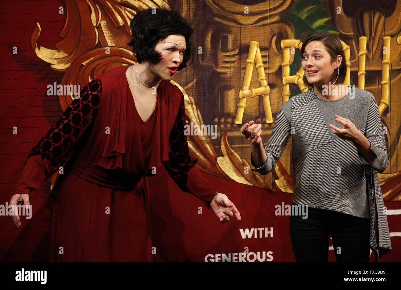 L'actrice Marion Cotillard (R) chante 'La Vie en Rose' avec Harvard Ethan junior Hardy jouant le rôle d'Edith Piaf lors d'un sketch au théâtre pudding précipité Femme de l'année 2013 Cérémonie à l'Université de Harvard à Cambridge, Massachusetts le 31 janvier 2013. UPI/Matthew Healey Banque D'Images
