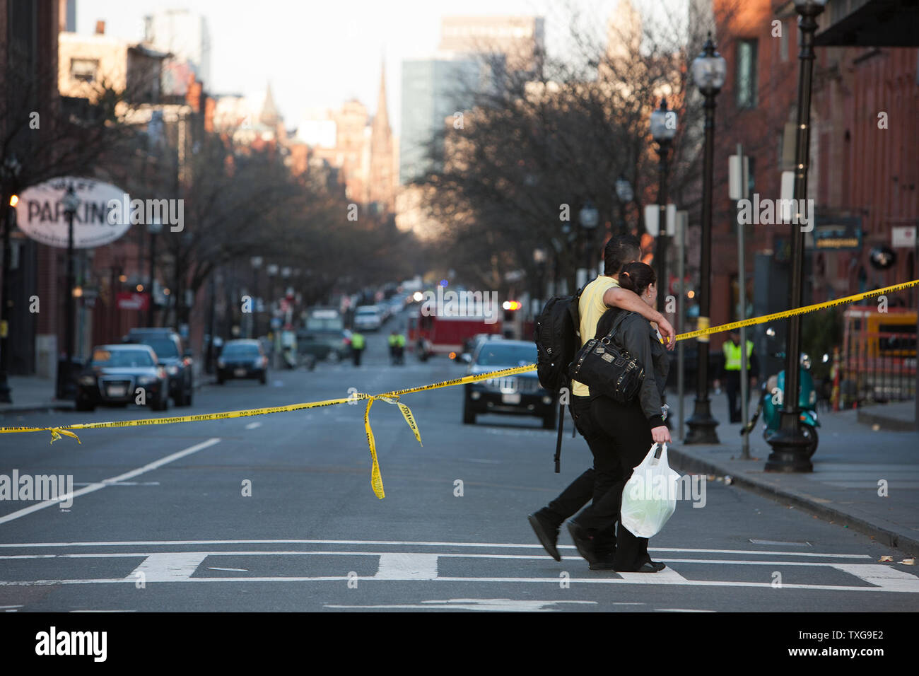 Newbury St. a été fermée aux piétons et automobilistes, le lundi 15 avril 2013, après une explosion à la ligne d'arrivée du Marathon de Boston a tué au moins trois personnes et en blessant plus de 100. Buerkle était un pâté d'encourager un ami, mère lorsque l'explosion s'est produit. UPI/Jacob Belcher Banque D'Images