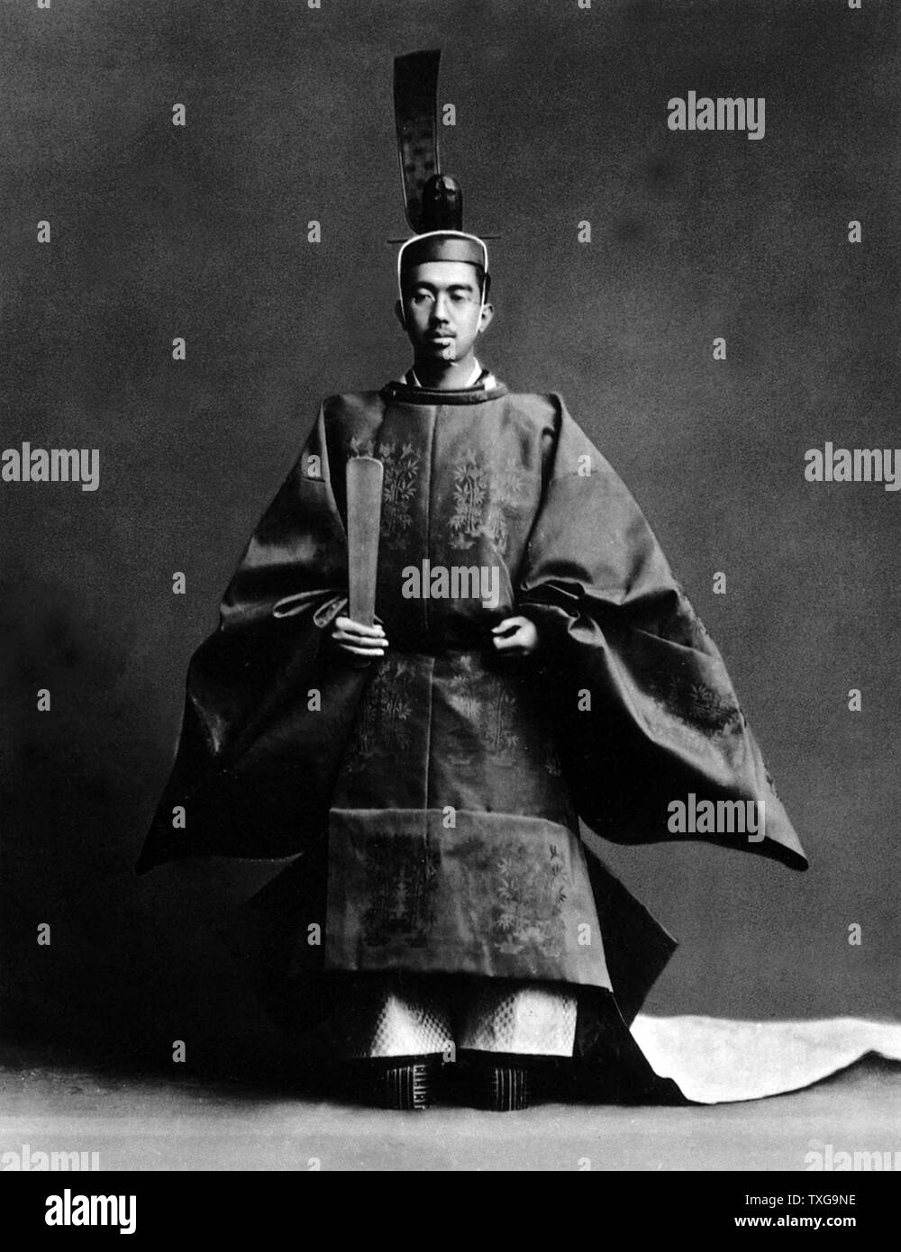 Hirohito, 124e Empereur du Japon au cours de sa cérémonie du couronnement, vêtus de robes des grand prêtre Shinto, de la religion de l'Etat. Banque D'Images