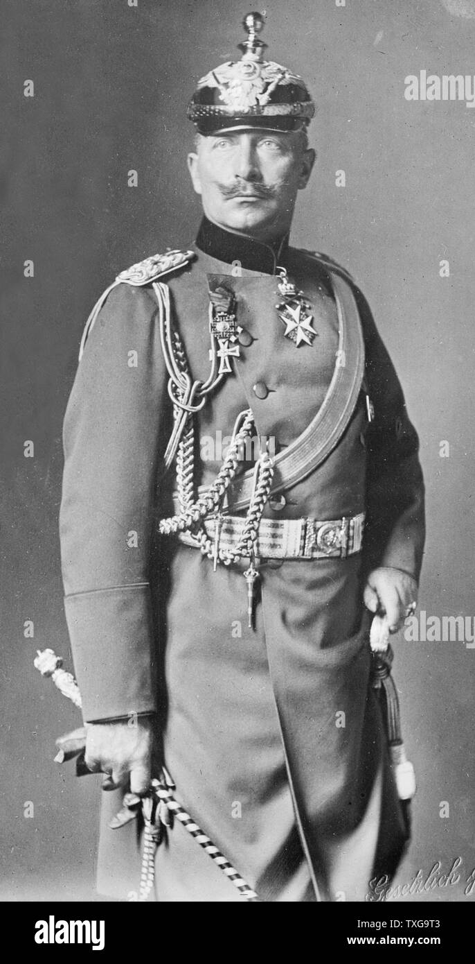 Guillaume II, Empereur allemand) de 1888 à 1918. Portrait de trois-quarts  de l'uniforme militaire permanent face à l'avant, tenant un bâton de  maréchal de champ Photo Stock - Alamy