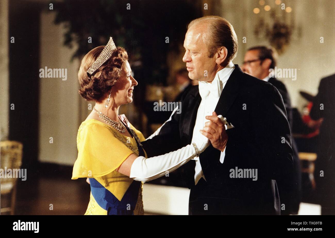 Gerald Ford, 38e président des États-Unis (1974-1977), danse avec la reine Elizabeth II au bal à la Maison Blanche, Washington, au cours de la 1976 Célébrations du bicentenaire de la Déclaration d'Indépendance Banque D'Images