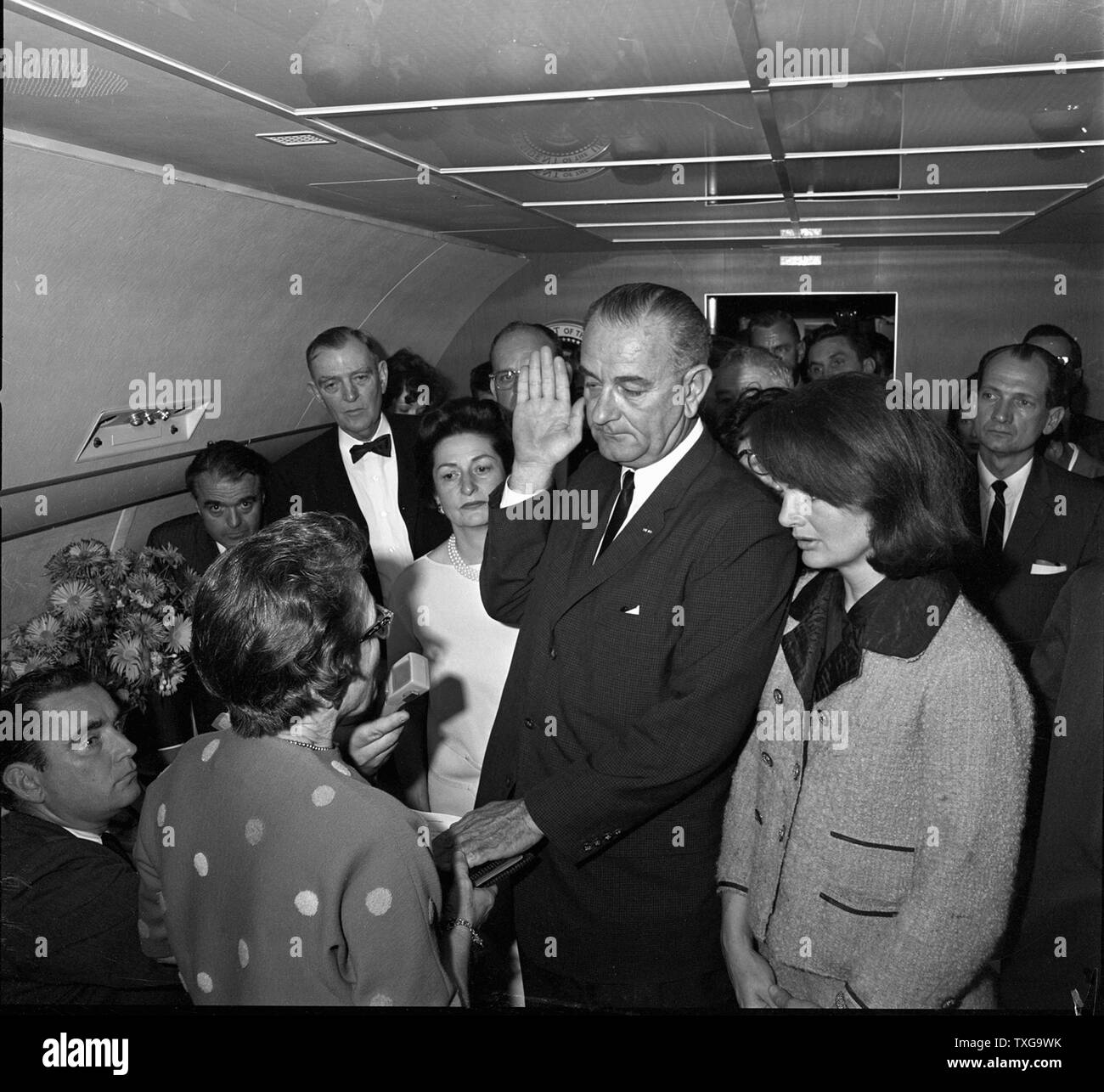 Lyndon Baines Johnson, 36e président des États-Unis de 1963 à 1969 assermenté à titre de président des États-Unis sur un avion transportant le corps de son prédécesseur assassiné John Kennedy. Novembre 1963. Banque D'Images